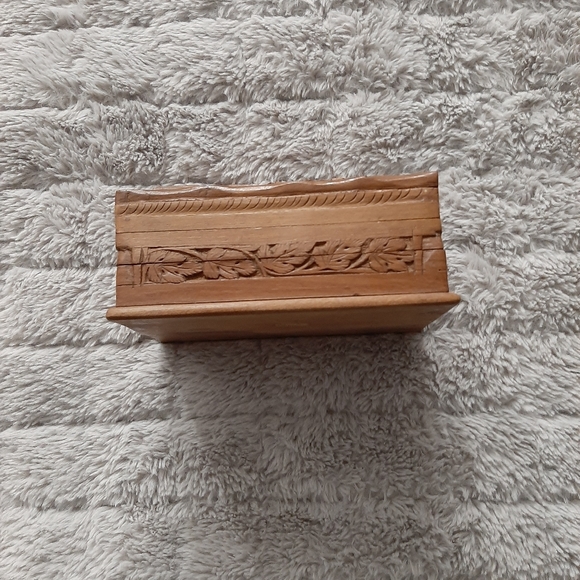 Secret lock Handcarved box - Picture 3 of 5